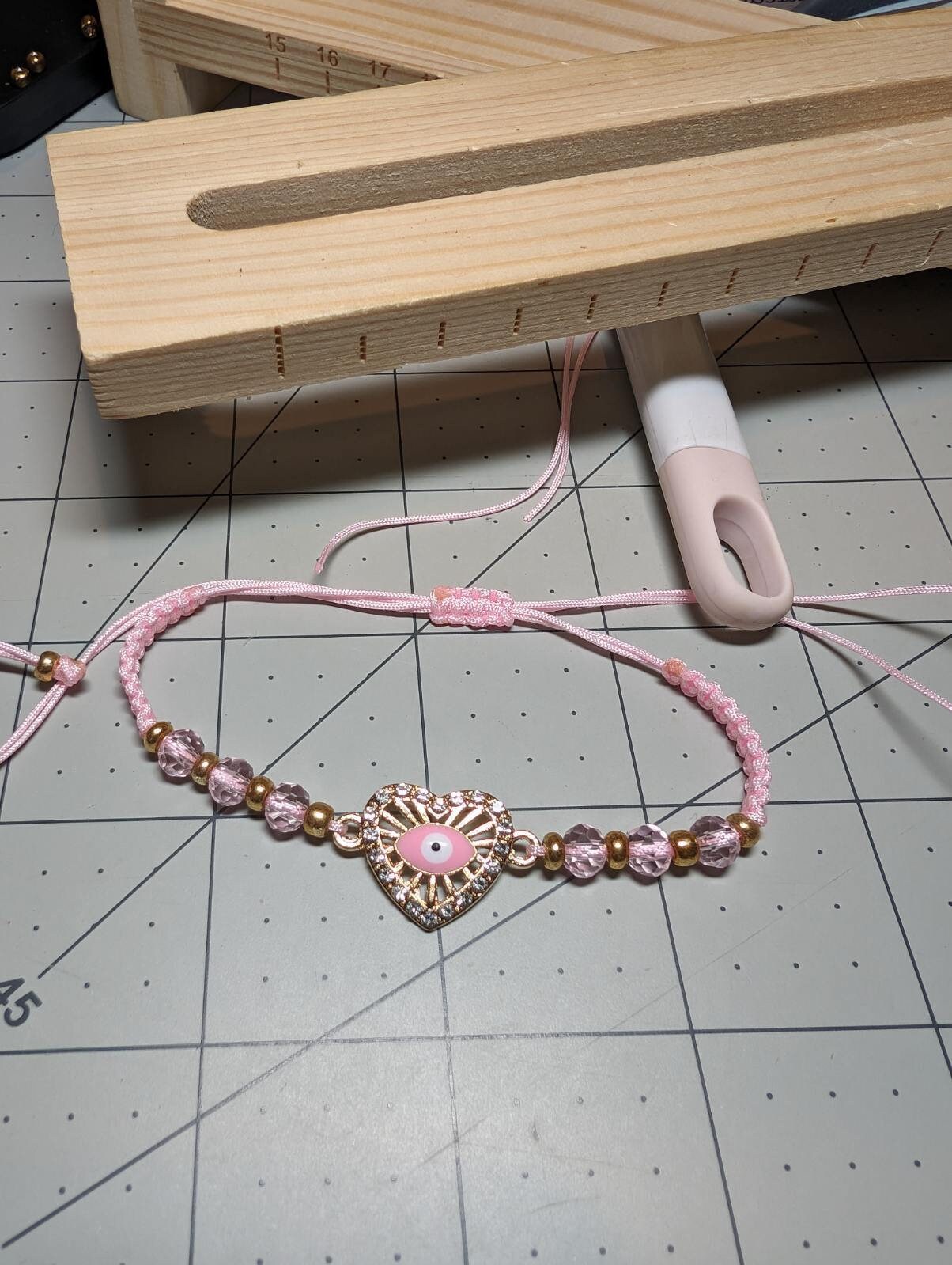 Pink eye bracelet. Pulsera de ojo rosita